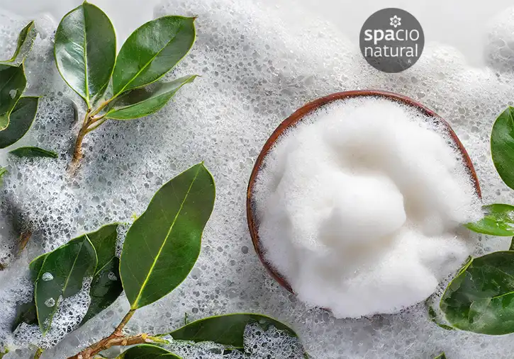 abundante espuma generado por tensioactivos anionicos