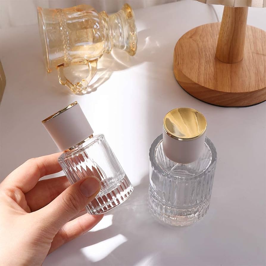 Botella de perfume de vidrio con rayas verticales
