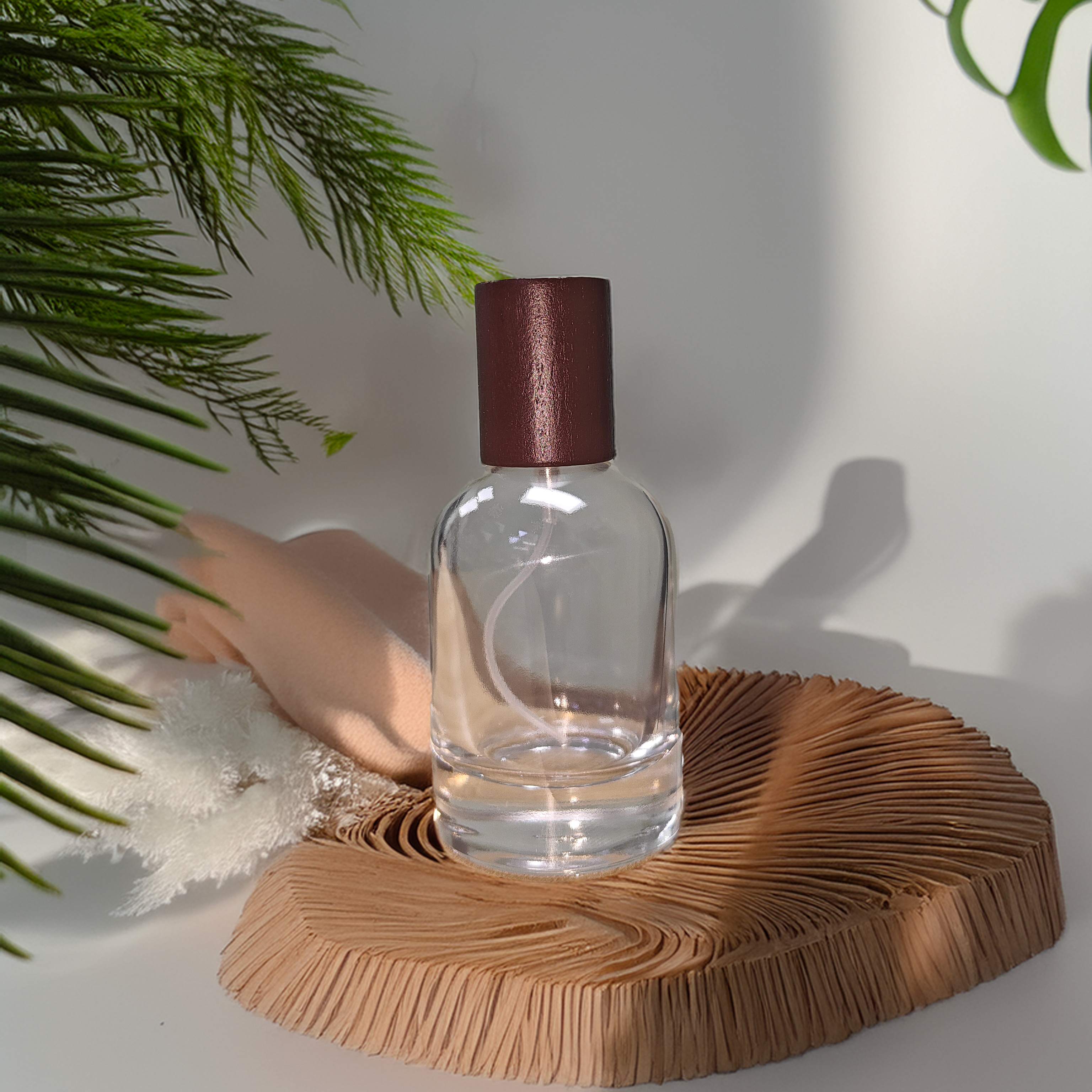 Atomizador de perfume redondeado con tapa inspirada en madera