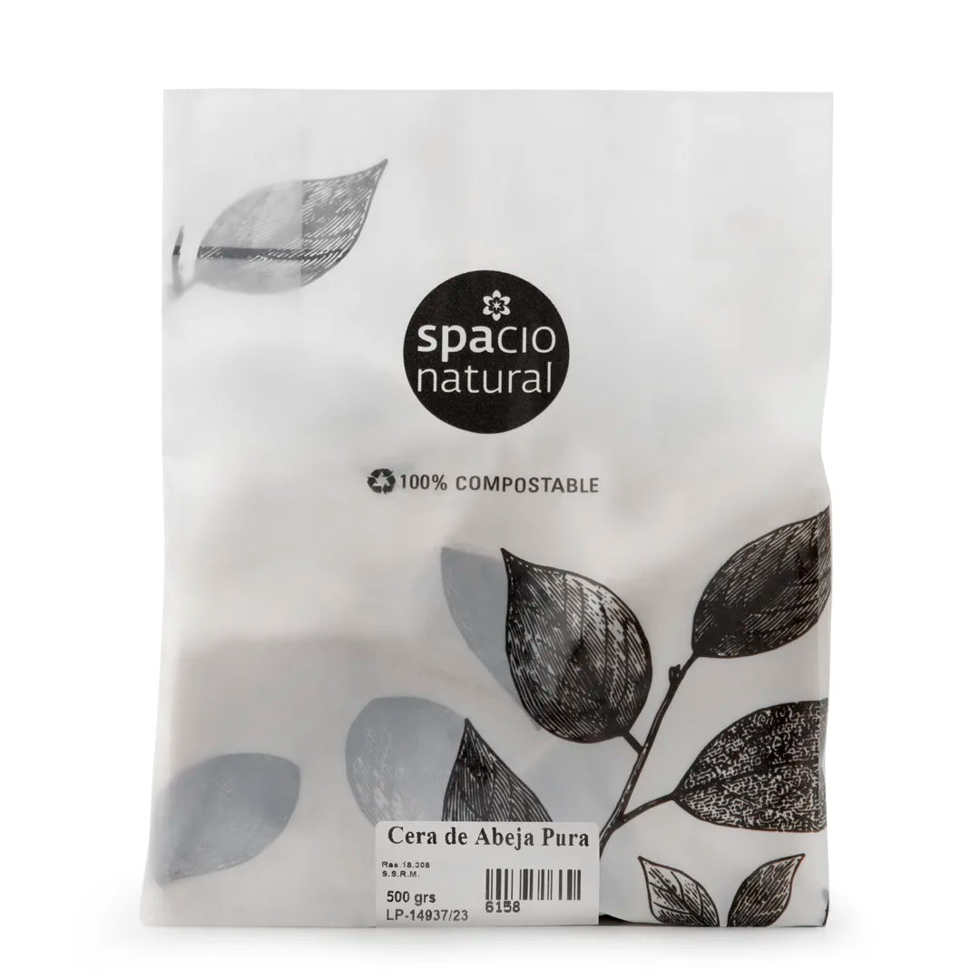 bolsa con cera de abeja pura para uso cosmetico fondo blanco