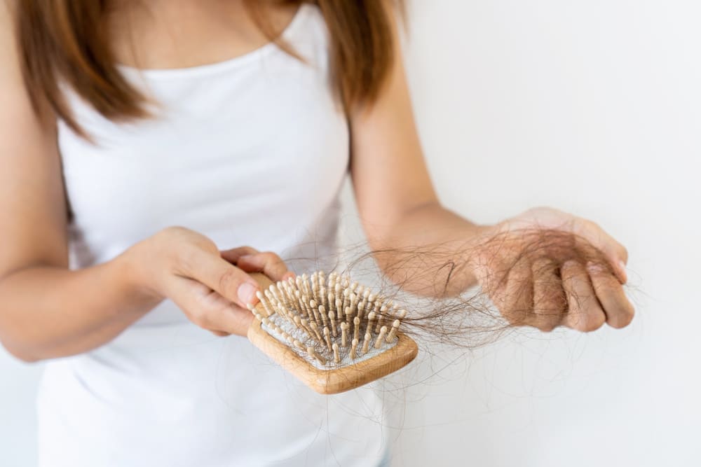 Mujer con cepillo y pelos